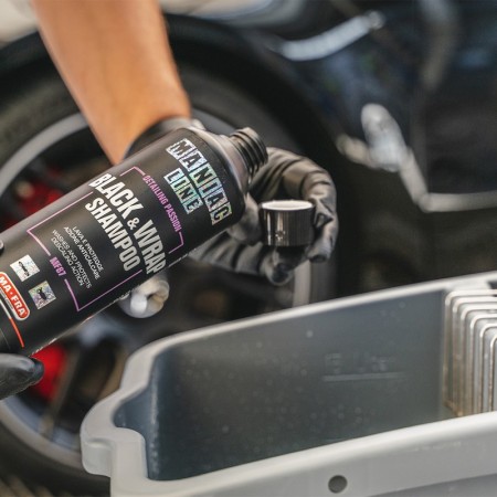 MANIAC LINE Black & Wrap Shampoo 500ml - Shampoo auto: lava e protegge con azione anticalcare - Mafra MF87
