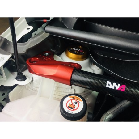 DNA Racing PC1625 Barra duomi anteriore Fibra di carbonio Toyota Yaris GR 1.6 assetto telaio pianale rinforzo barraduomi