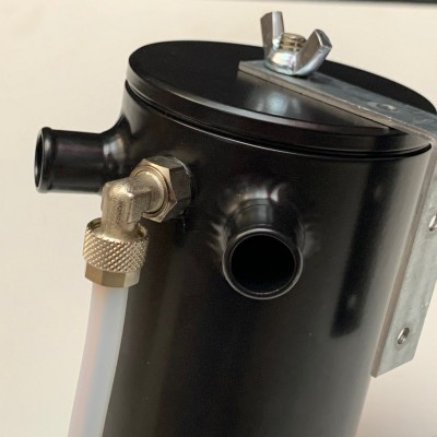 Vaschetta recupero vapori olio TRS Tuning catch can universale NERO con attacchi da 16mm (h. 150mm - diam. 80mm) 2