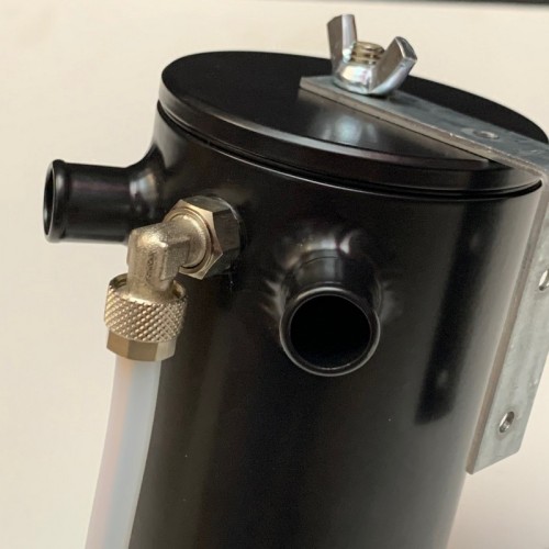 Vaschetta recupero vapori olio TRS Tuning catch can universale NERO con attacchi da 16mm (h. 150mm - diam. 80mm)