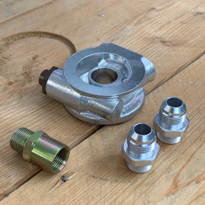 Sandwich plate CON TERMOSTATO per radiatore olio TRS Tuning con filettatura M20 x 1,5 e attacchi AN10 (7/8 -14 UNF)