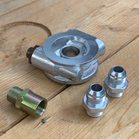 Sandwich plate CON TERMOSTATO per radiatore olio TRS Tuning con filettatura M20 x 1,5 e attacchi AN10 (7/8 -14 UNF)